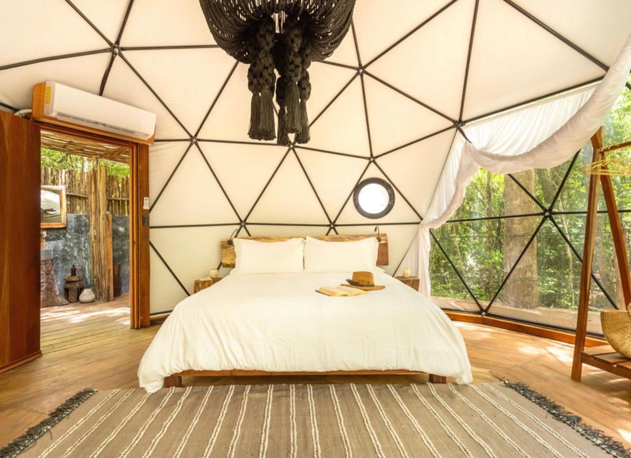 Domo king · ventana al bosque y baño privado